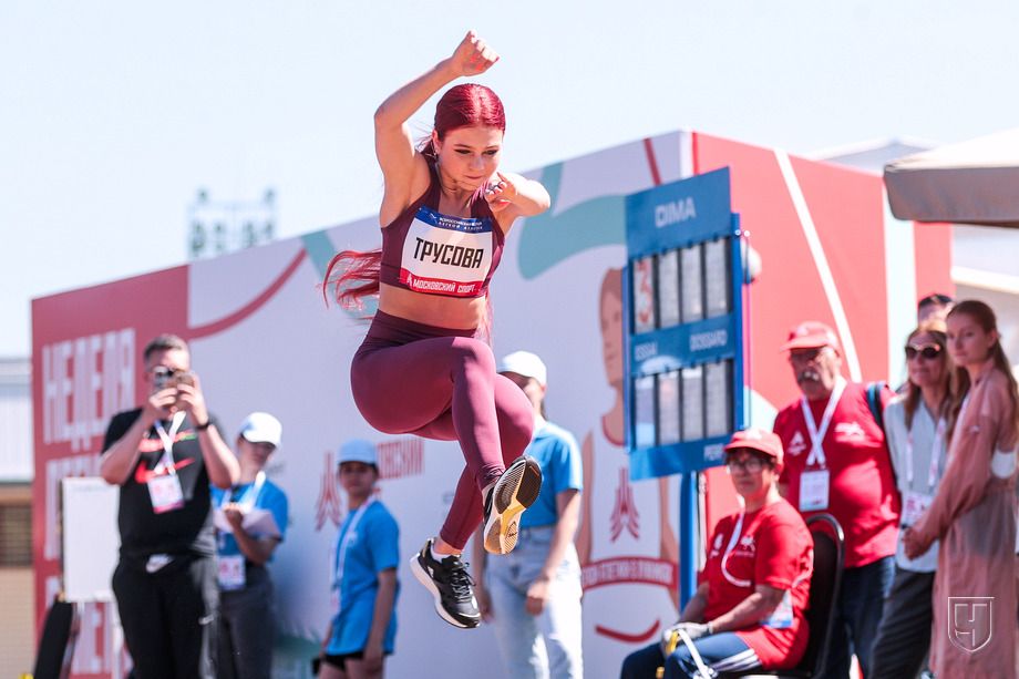 Александра Трусова дебютировала в прыжках в длину