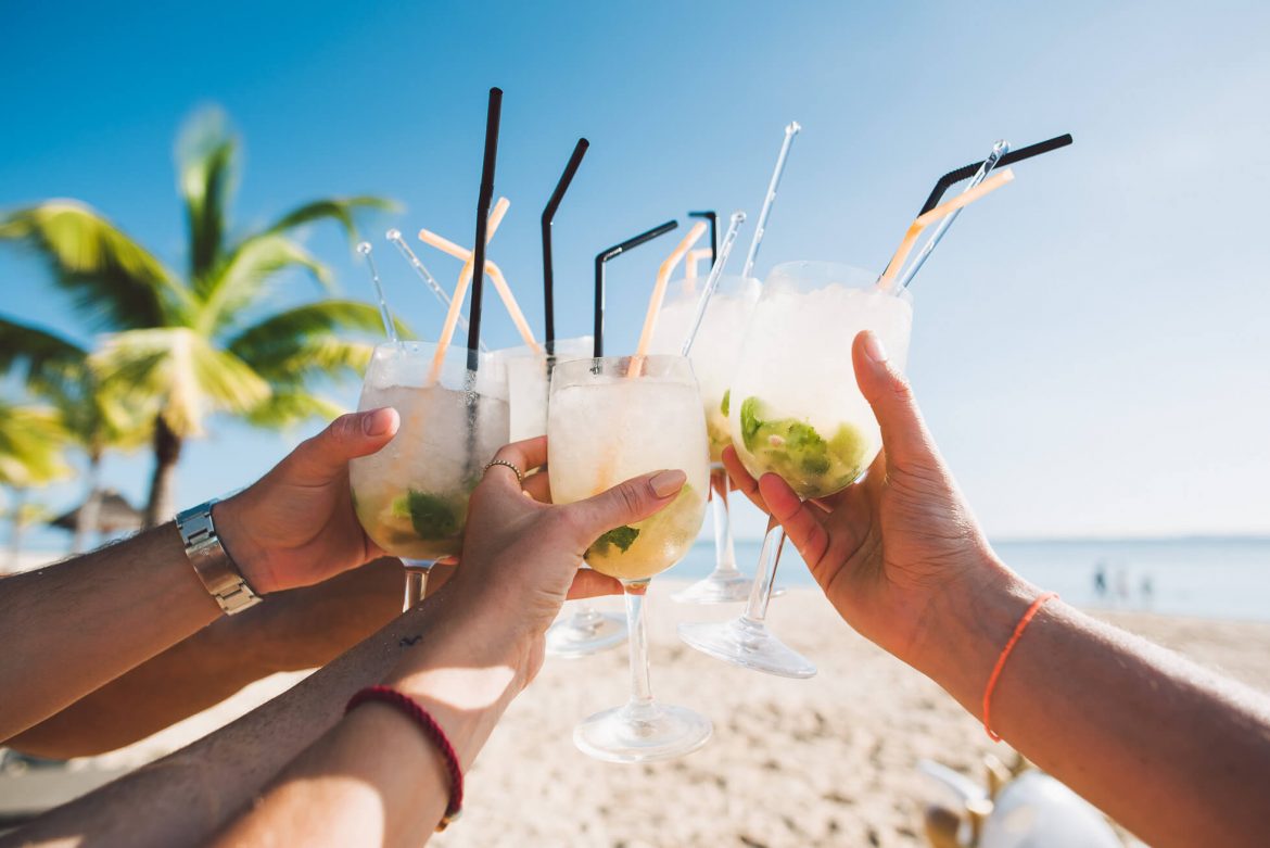 Алкоголь, вредная пища и нарушение сна – выявлены лидеры вредных привычек в отпуске